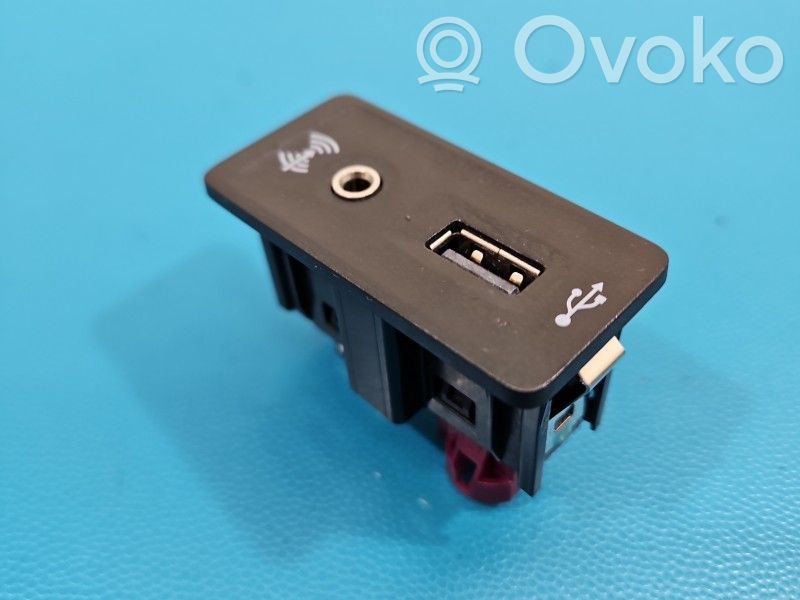 Volkswagen PASSAT B8 Enchufe conector USB 