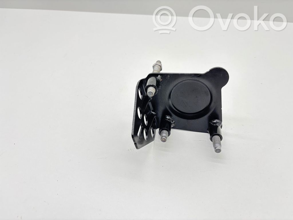 Volvo XC60 Radiator mount bracket 