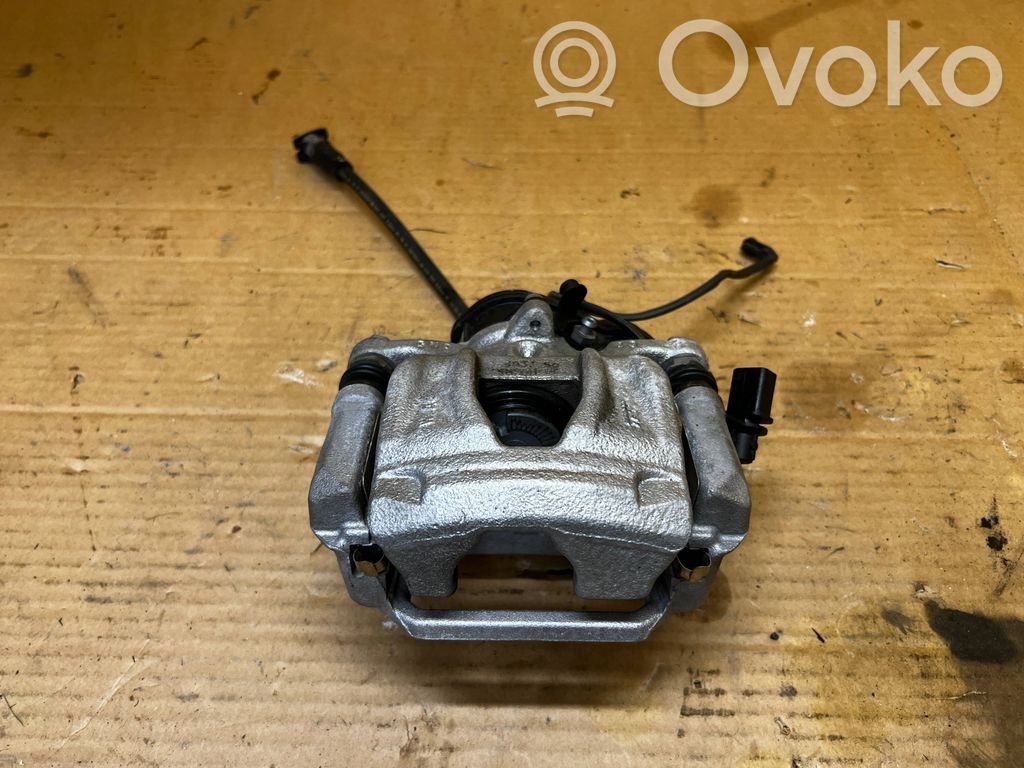 Audi A8 S8 D5 Jarrusatulan tyynyn pidike takana 