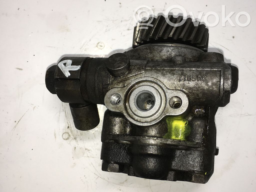 Mitsubishi Pajero Ohjaustehostimen pumppu 