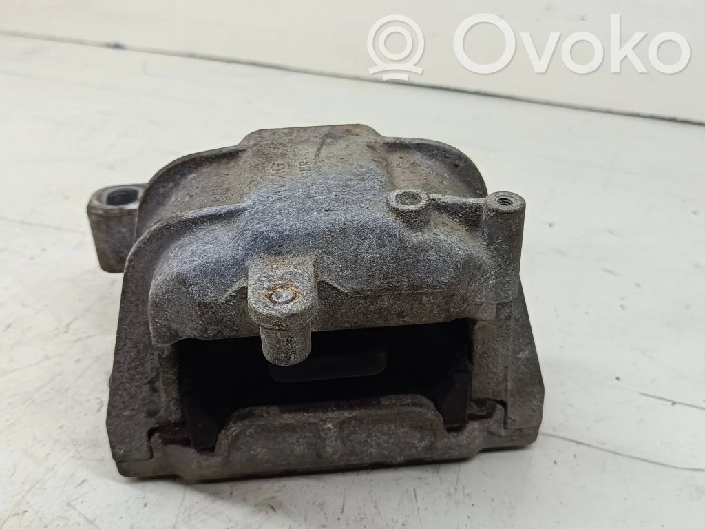 Volkswagen Caddy Engine mount bracket 