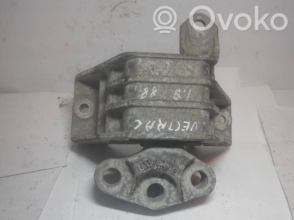 Engine mount bracket   V05369