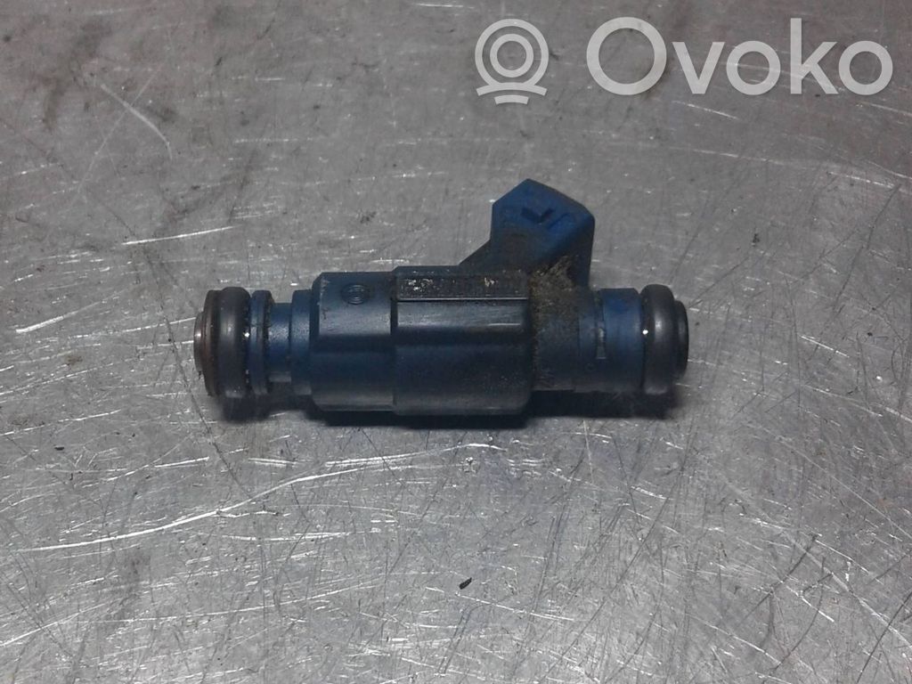 Volkswagen PASSAT B5.5 Inyector de combustible 