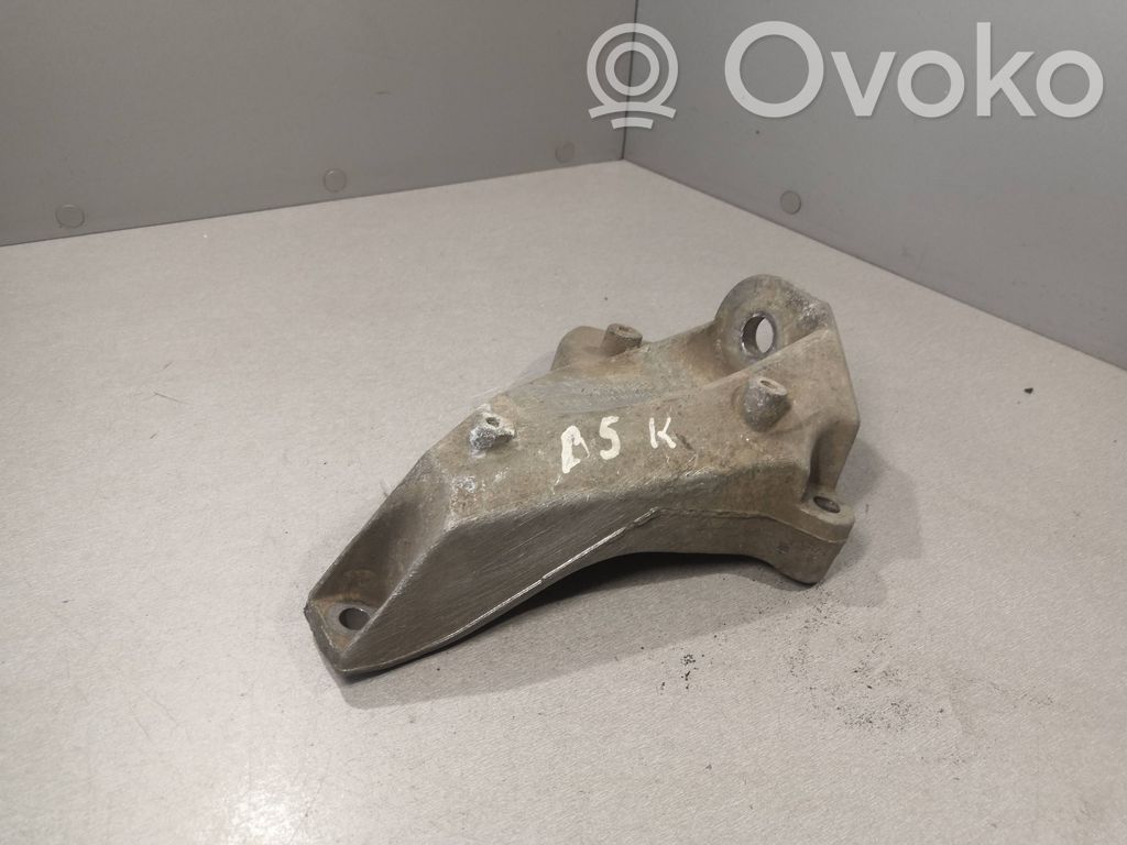 Volkswagen PASSAT B5 Engine mounting bracket 