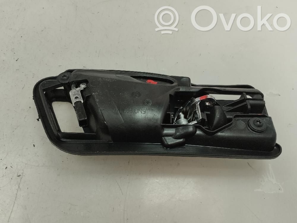 Volkswagen Tiguan Poignée inférieure de porte avant