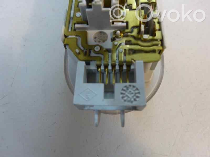 Nissan Juke I F15 Illuminazione sedili anteriori