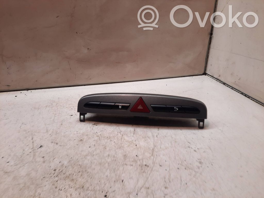 Peugeot 308 Hazard light switch 