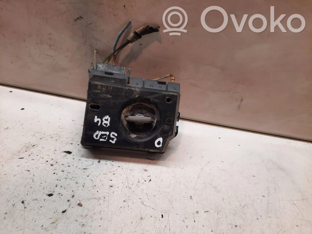 Audi 80 90 S2 B4 Takavalon polttimon suojan pidike 
