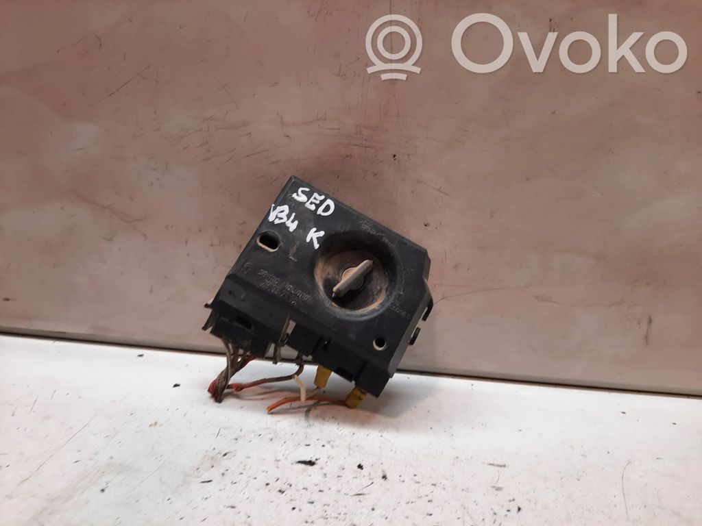 Audi 80 90 S2 B4 Takavalon polttimon suojan pidike 