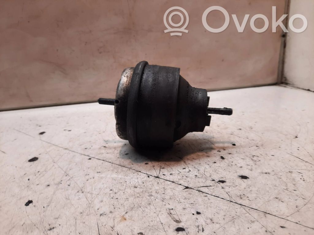 Volkswagen PASSAT B5 Engine mount bracket 