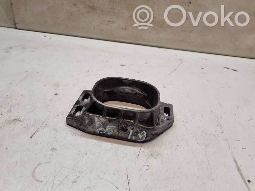 Volkswagen PASSAT B5 Engine mounting bracket 