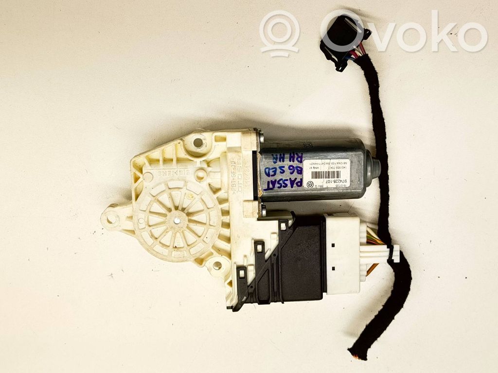 Volkswagen PASSAT B6 Rear door window regulator motor 