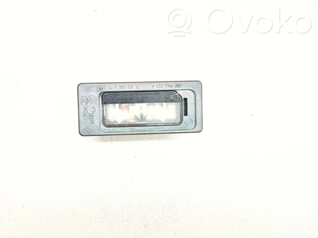 Volkswagen PASSAT B7 Lampa oświetlenia tylnej tablicy rejestracyjnej 