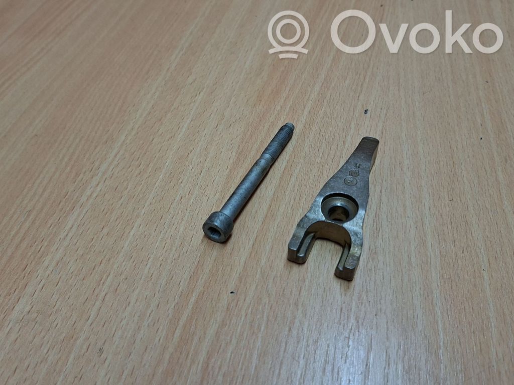 Abrazadera del inyector de combustible   1982J3,1982E1