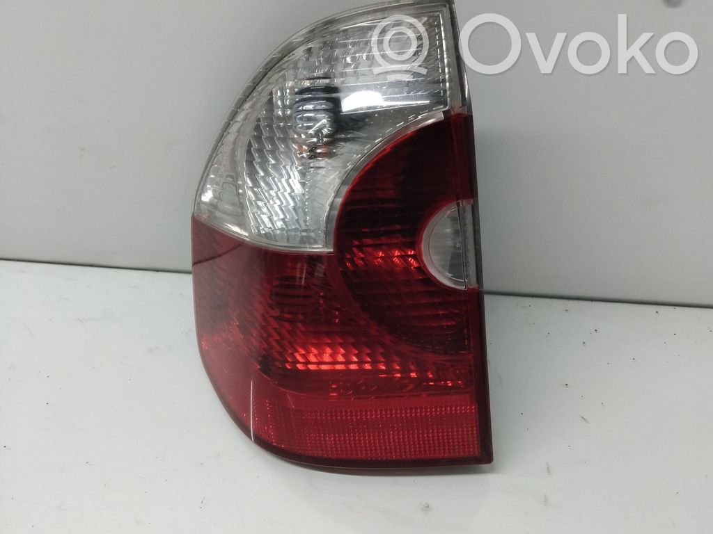 BMW X3 E83 Задний фонарь в кузове 