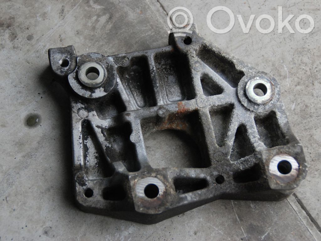 A/C compressor mount bracket   R2AA15810,173KM,FE27A