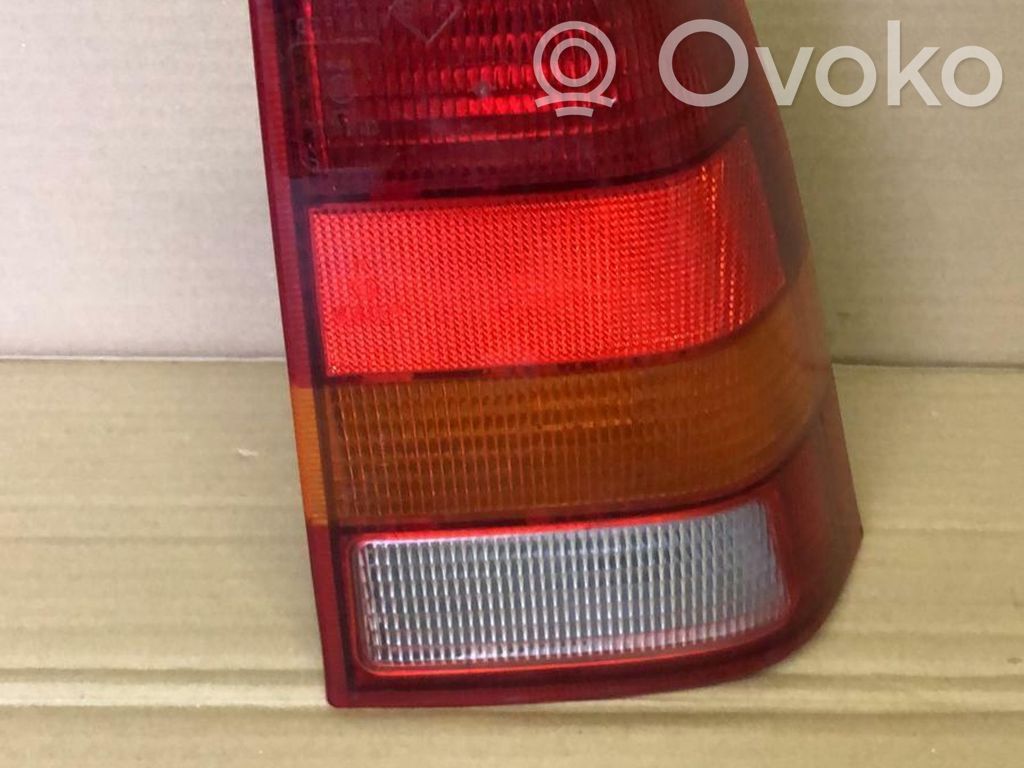 Opel Kadett E Задний фонарь в кузове 