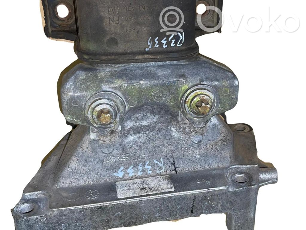 Engine mounting bracket   927880