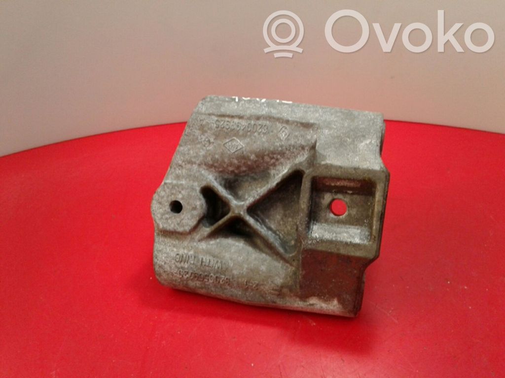 Renault Clio III Engine mount bracket 