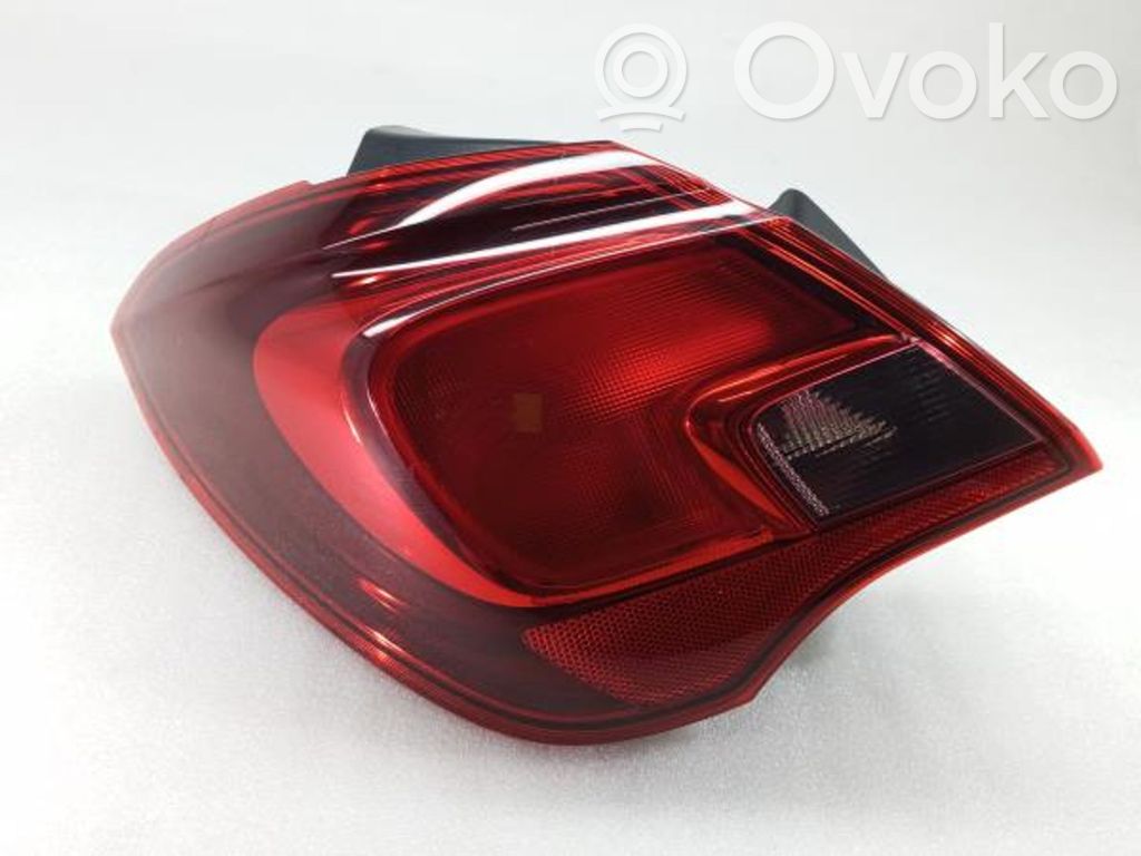 Opel Corsa E Aizmugurējais lukturis pārsegā 