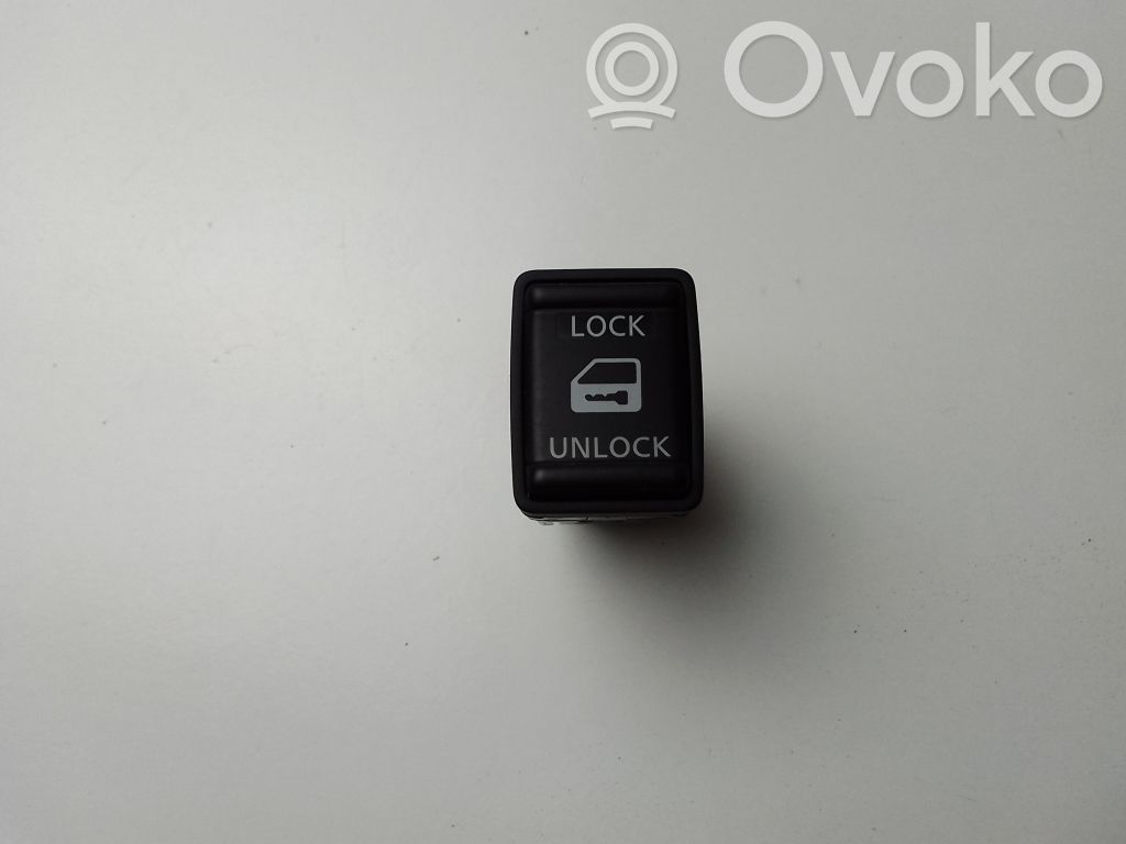 Nissan Navara D23 Central locking switch button 