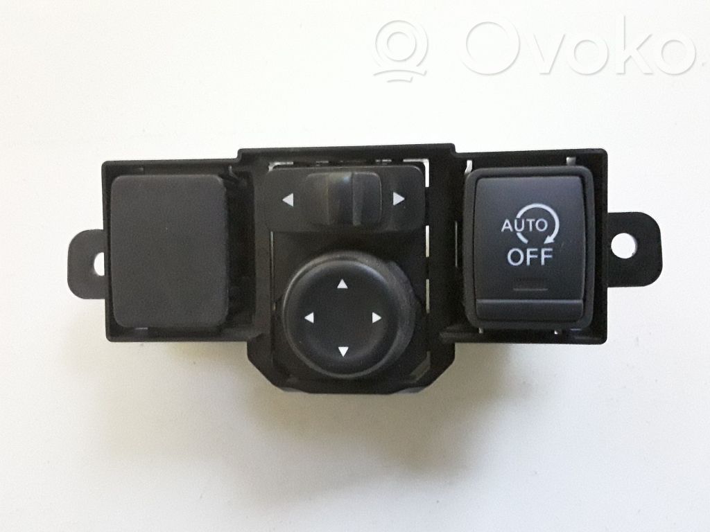 Nissan Note (E12) Wing mirror switch 