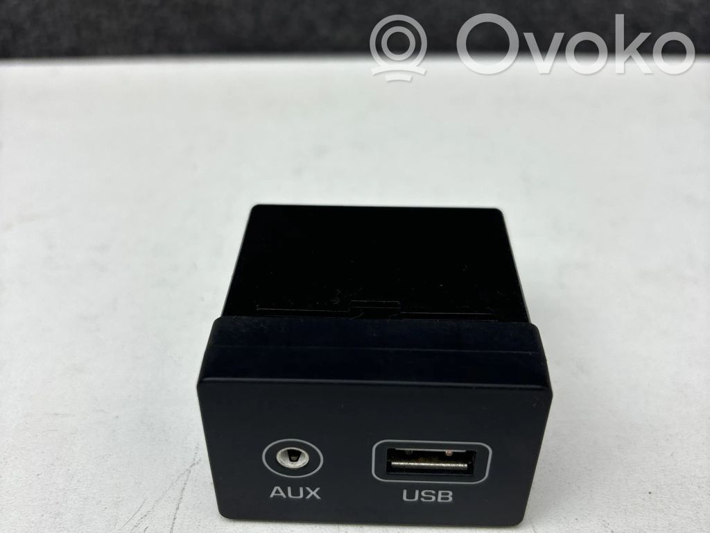 Hyundai Tucson TL USB socket connector 