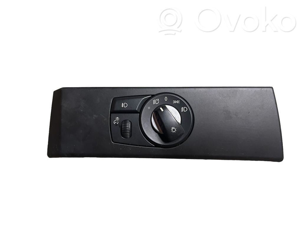 Light switch   6988553,33295401,3008111052911,029142