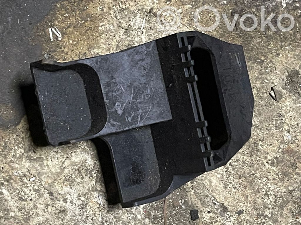 Radiator mount bracket   17111703686