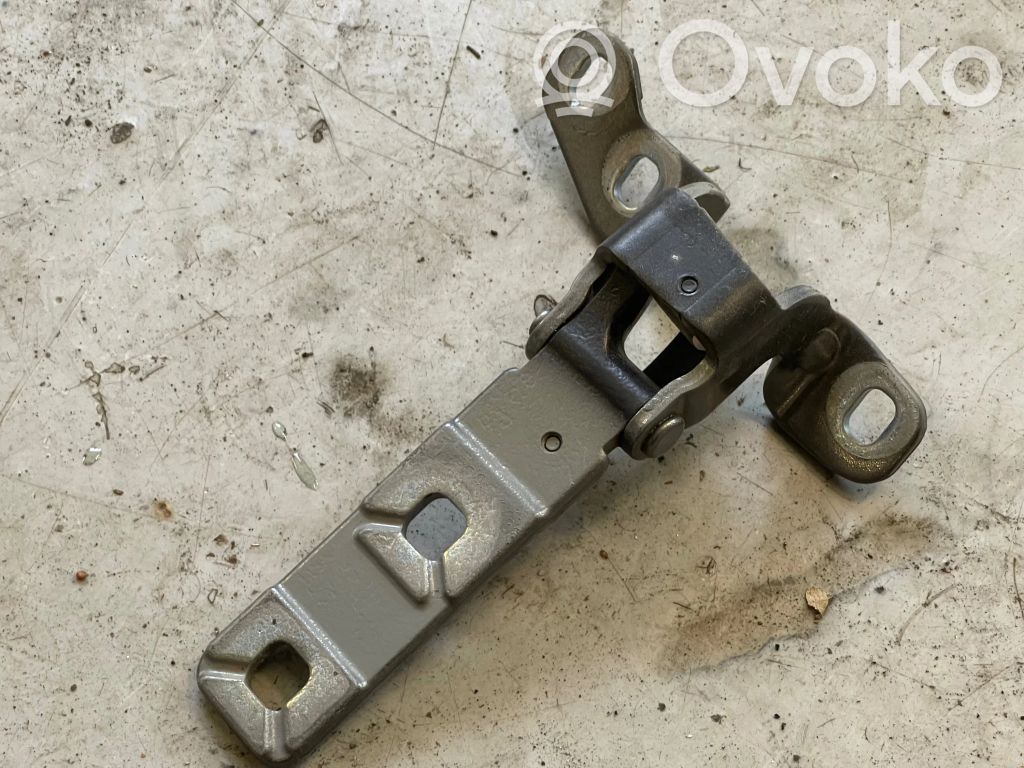 Loading door upper hinge   7170922