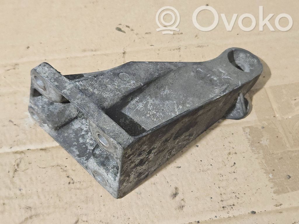 Engine mounting bracket   6760310,68572910