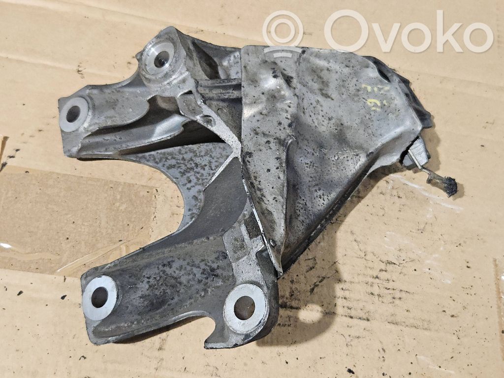 Engine mounting bracket   6770940,43807410