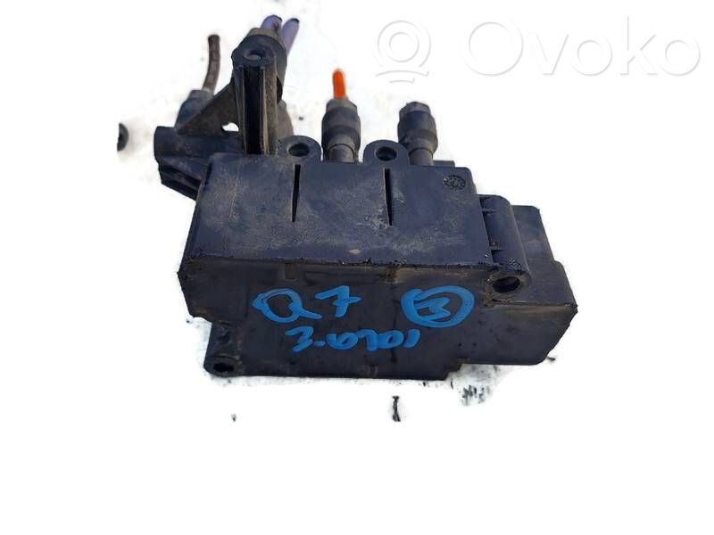 Audi Q7 4M Air suspension valve block 