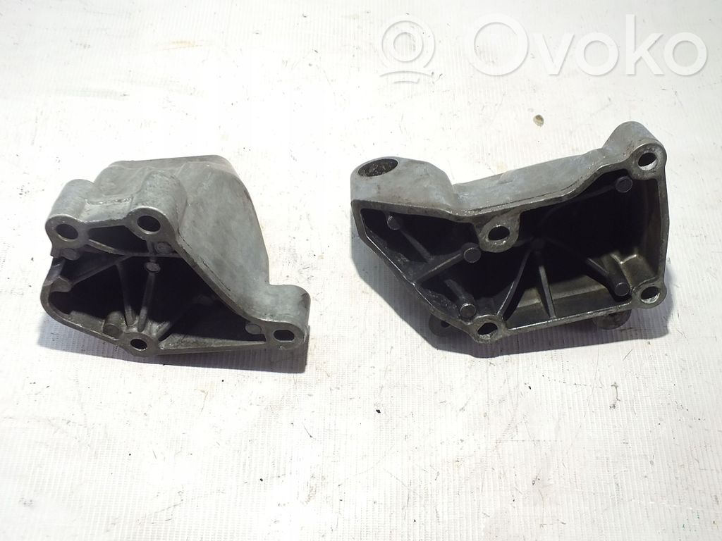 Chrysler 300 - 300C Engine mounting bracket 