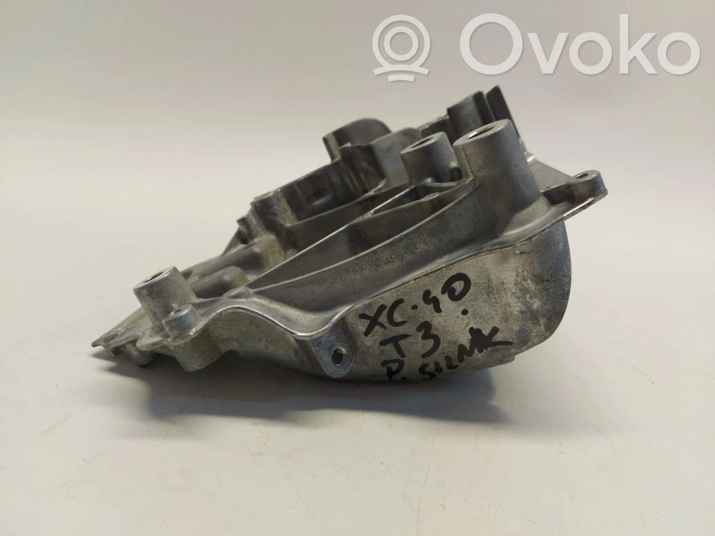 Volvo XC40 Engine mounting bracket 