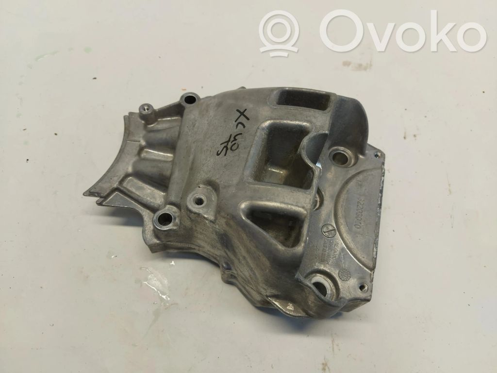 Volvo XC40 Engine mount bracket 