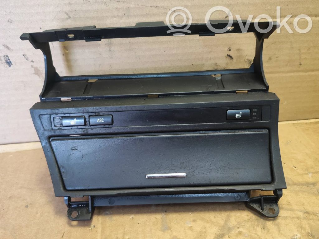 BMW 3 E46 Peleninė panelėje 