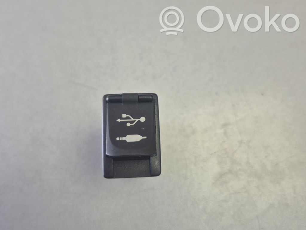 Toyota C-HR I Enchufe conector USB 