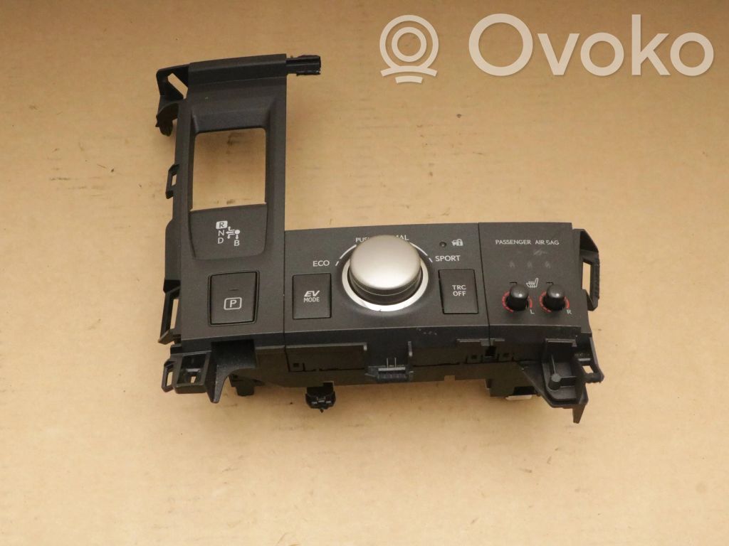 Lexus CT 200H Center console 