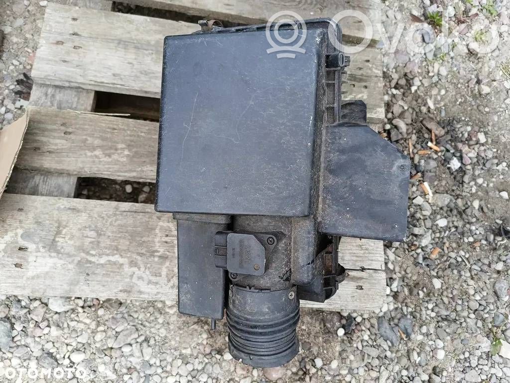 Air filter box   RF8GK3804