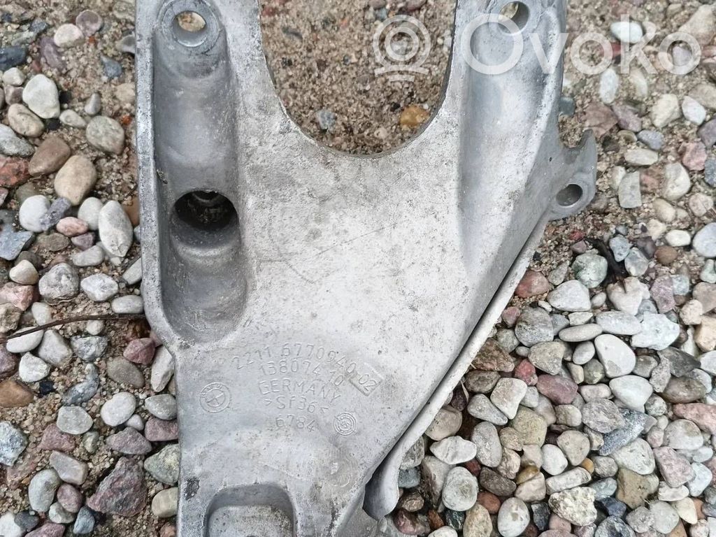 Engine mounting bracket   6770940
