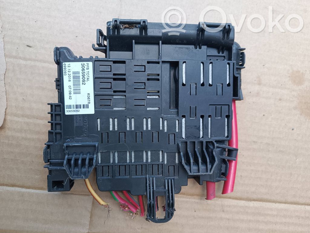 Volvo XC60 Ramka / Moduł bezpieczników 