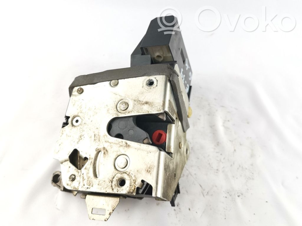 BMW 5 E39 Takaoven lukko 