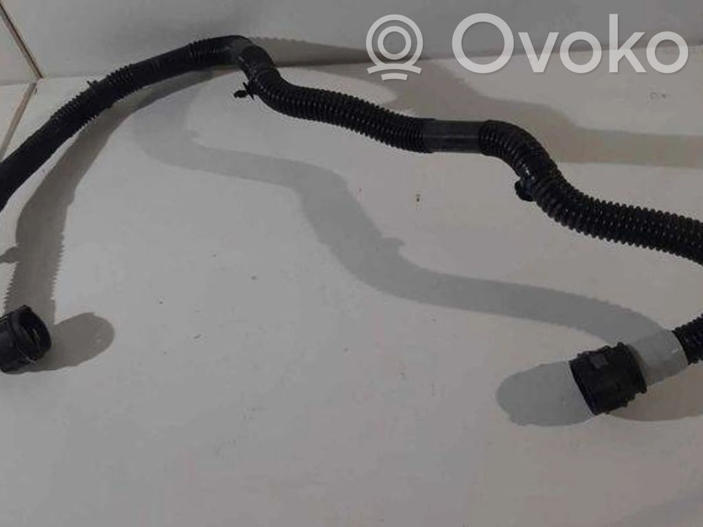 Intercooler pipe mounting bracket