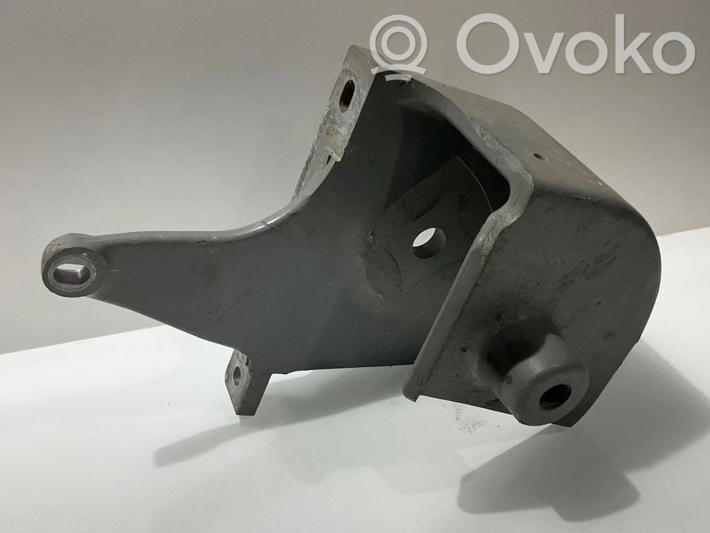 Engine mounting bracket   1034558