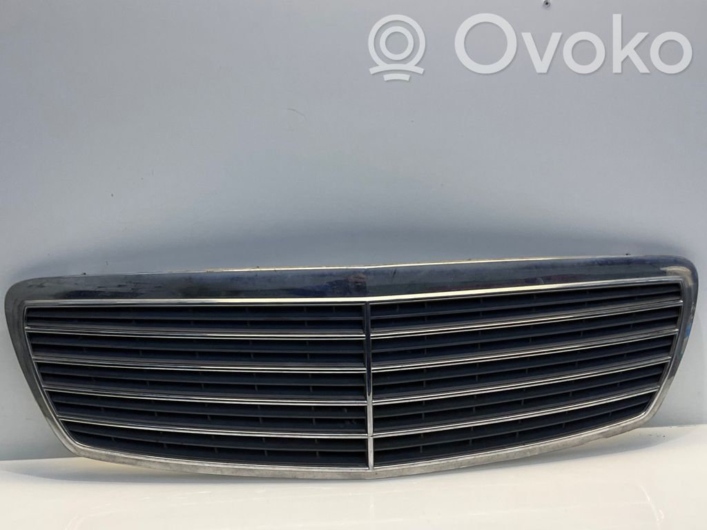Mercedes-Benz E W211 Etupuskurin ylempi jäähdytinsäleikkö 