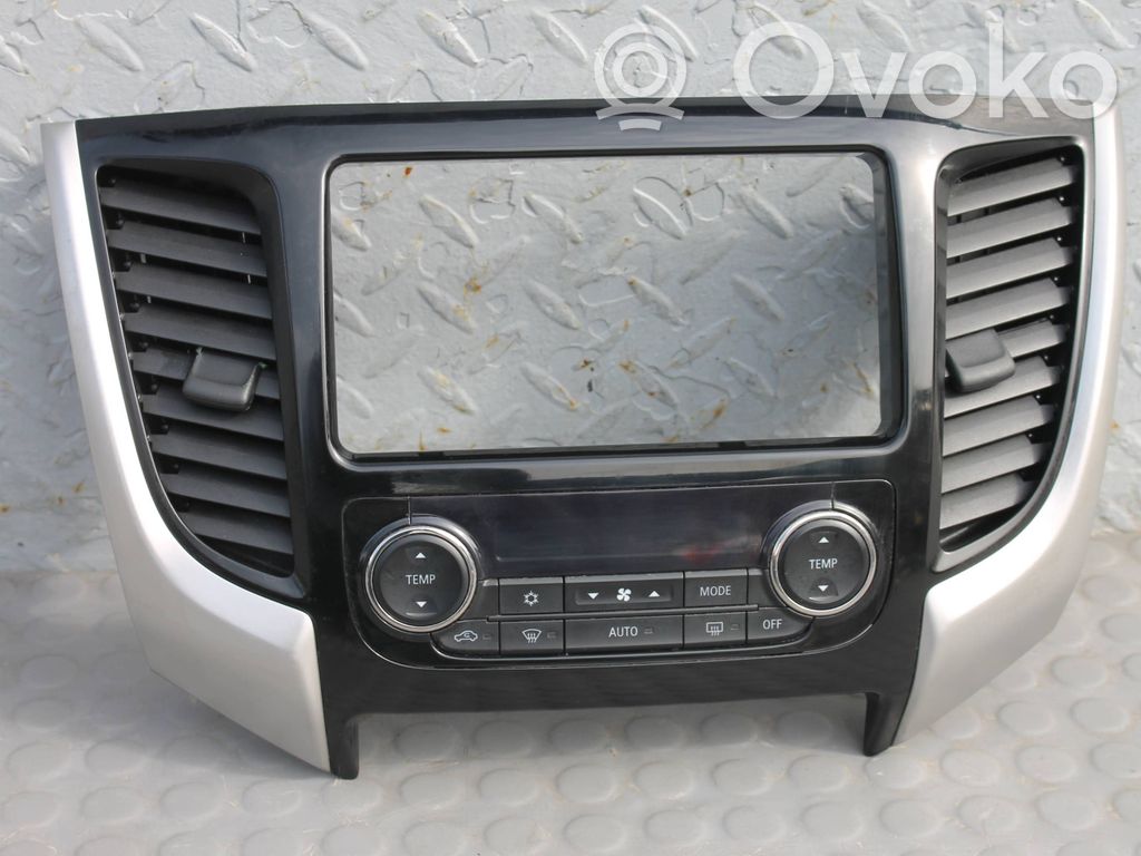 Mitsubishi L200 Ramka deski rozdzielczej 