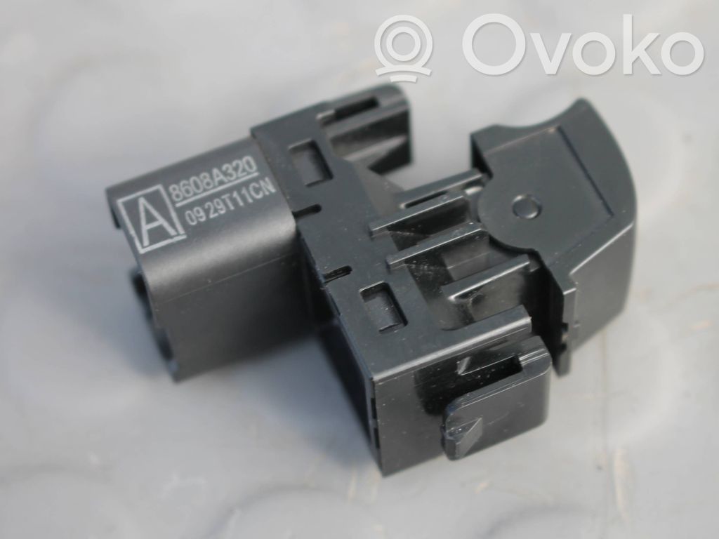 Mitsubishi L200 Quarter vent window switch 