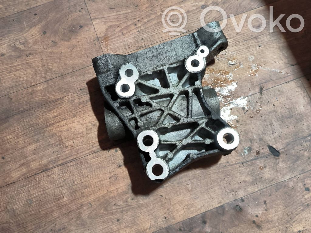 Jaguar E-Pace Engine mounting bracket 