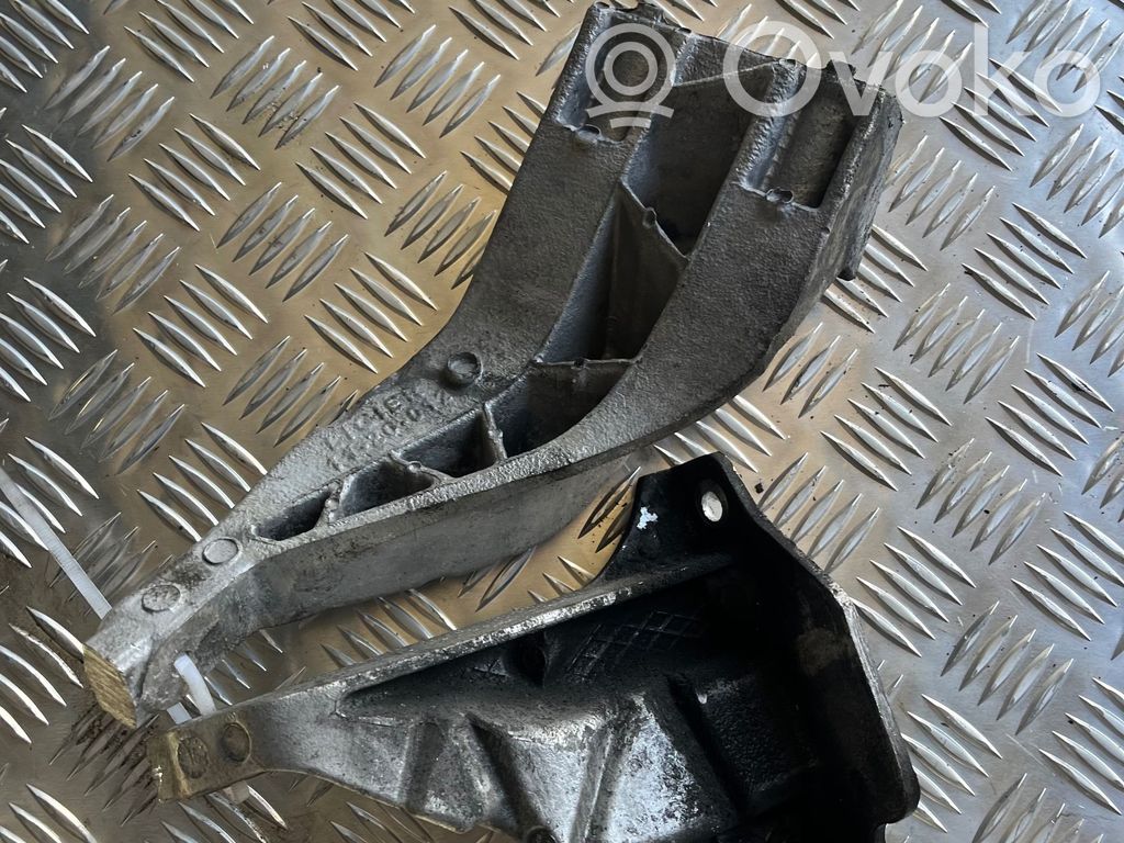 Engine mounting bracket